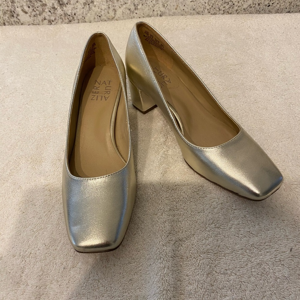 NEW NATURALIZER GOLD PUMPS SZ 6-1/2